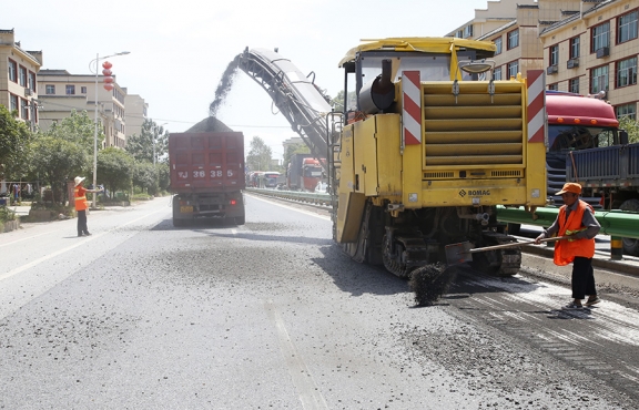 瀝青路面銑刨，廢舊料將回收再利用