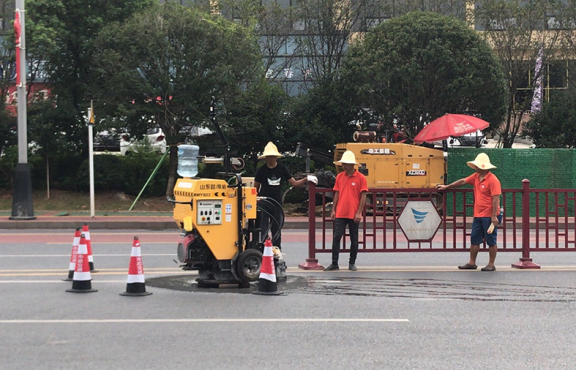 施工機(jī)械化，采用圓形井蓋切割機(jī)整治修復(fù)路面井蓋問(wèn)題