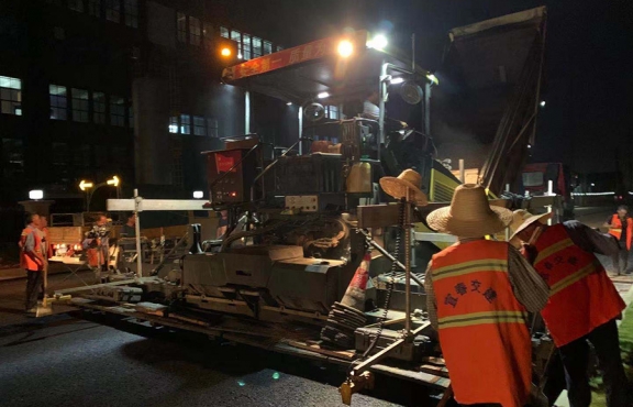 爭(zhēng)分奪秒，挑燈夜戰(zhàn)趕工期