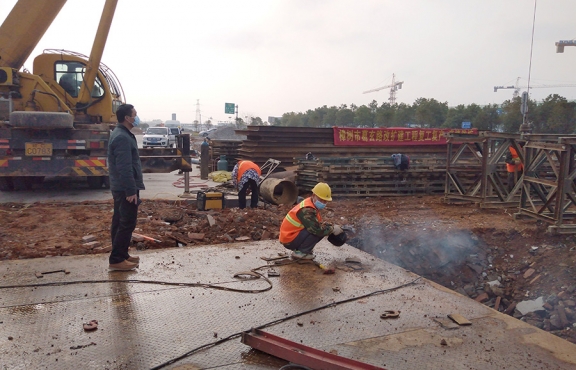 嚴(yán)抓復(fù)工后的疫情防控工作。圖為2020年2月24日樟樹(shù)葛玄路臺(tái)埠中橋便道鋼便橋施工現(xiàn)場(chǎng)